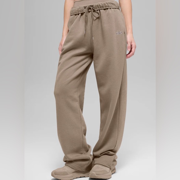 NWT Alo Accolade Straight Leg Sweatpant Gravel Size Medium - Picture 3 of 4